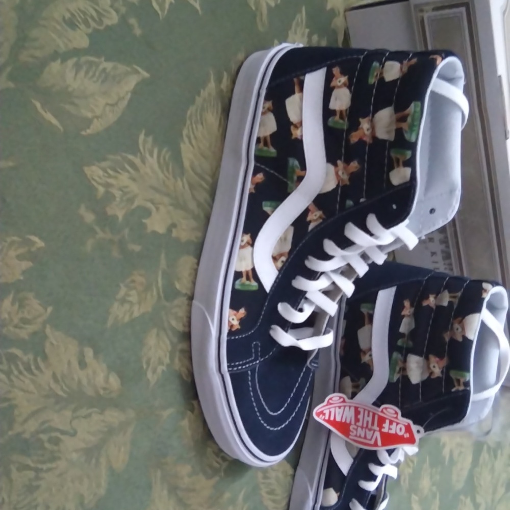 Vans exclusive throw back! Bohemian style. Layas included, all the islands theme